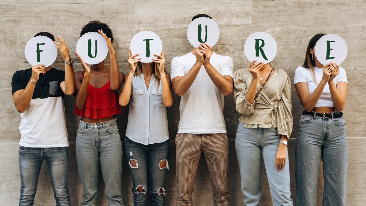 6 junge Menschen stehen nebeneinander und halten Buchstaben vor ihr Gesicht, diese ergeben das Wort FUTURE.
