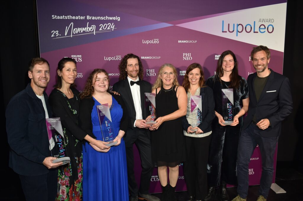 Gruppenfoto der Gewinner und Gewinnerinnen des LupoLeo Awards 2024; v.l.n.r.: Sebastian Vettel (Persönlichkeit des Jahres), Giulianna Göb (Wahre Heldin), Recycling Roadies (1. Platz Projekt des Jahres), Plietsche Kinderküche (3. Platz Projekt des Jahres) und Acker (2. Platz Projekt des Jahres)