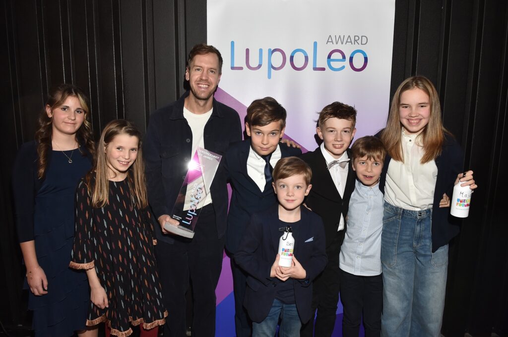 Sebastian Vettel zusammen mit einer Gruppe von Kindern bei der Verleihung des LupoLeo Awards.
