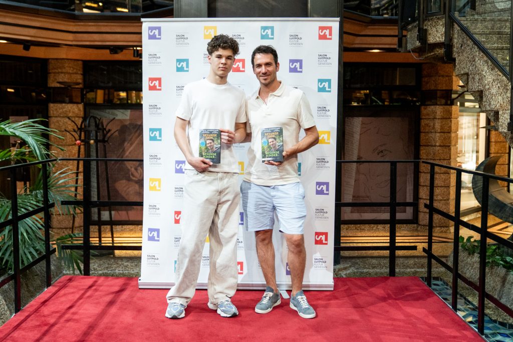 Felix Neureuther und Jugendexperte Leonardo Massimo bei der Buchpremiere.