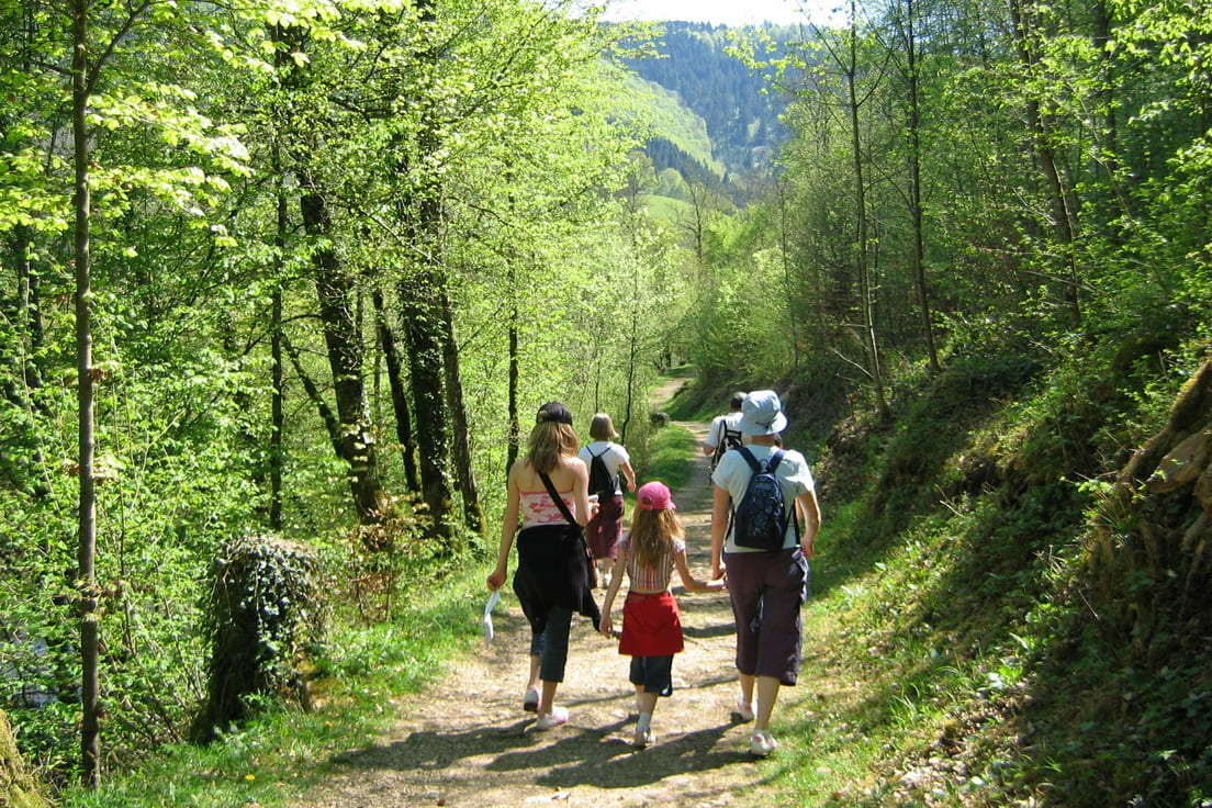 Familie spaziert in der Natur