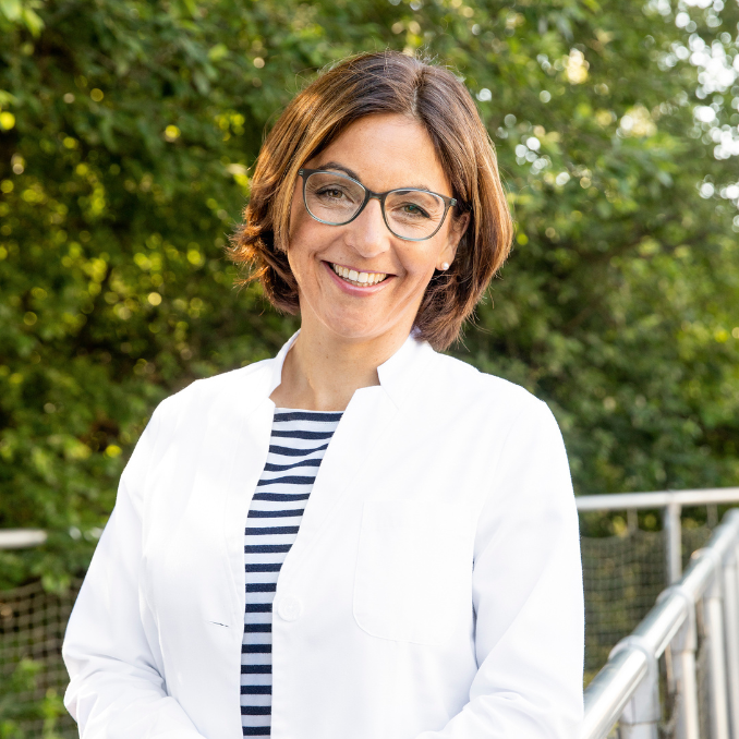 Portraitfoto von Dr. Silia Schaefer, Fachärztin für Innere und Allgemeinmedizin, in weißem Kittel. 