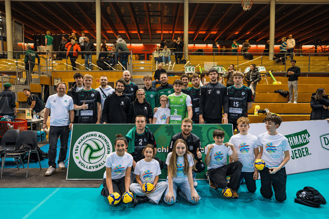 Gruppenfoto des Gesunde Erde. Gesunde Kinder. Teams mit dem Volleyballteam des TSV Haching und den Einlaufkindern.