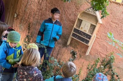 Kinder in Schule mit Insektenhotel
