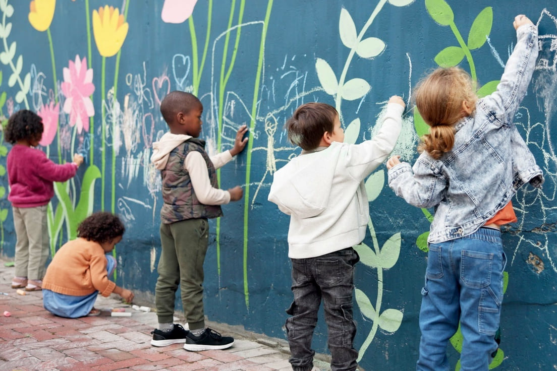 Kinder bemalen Wand mit Pflanzen