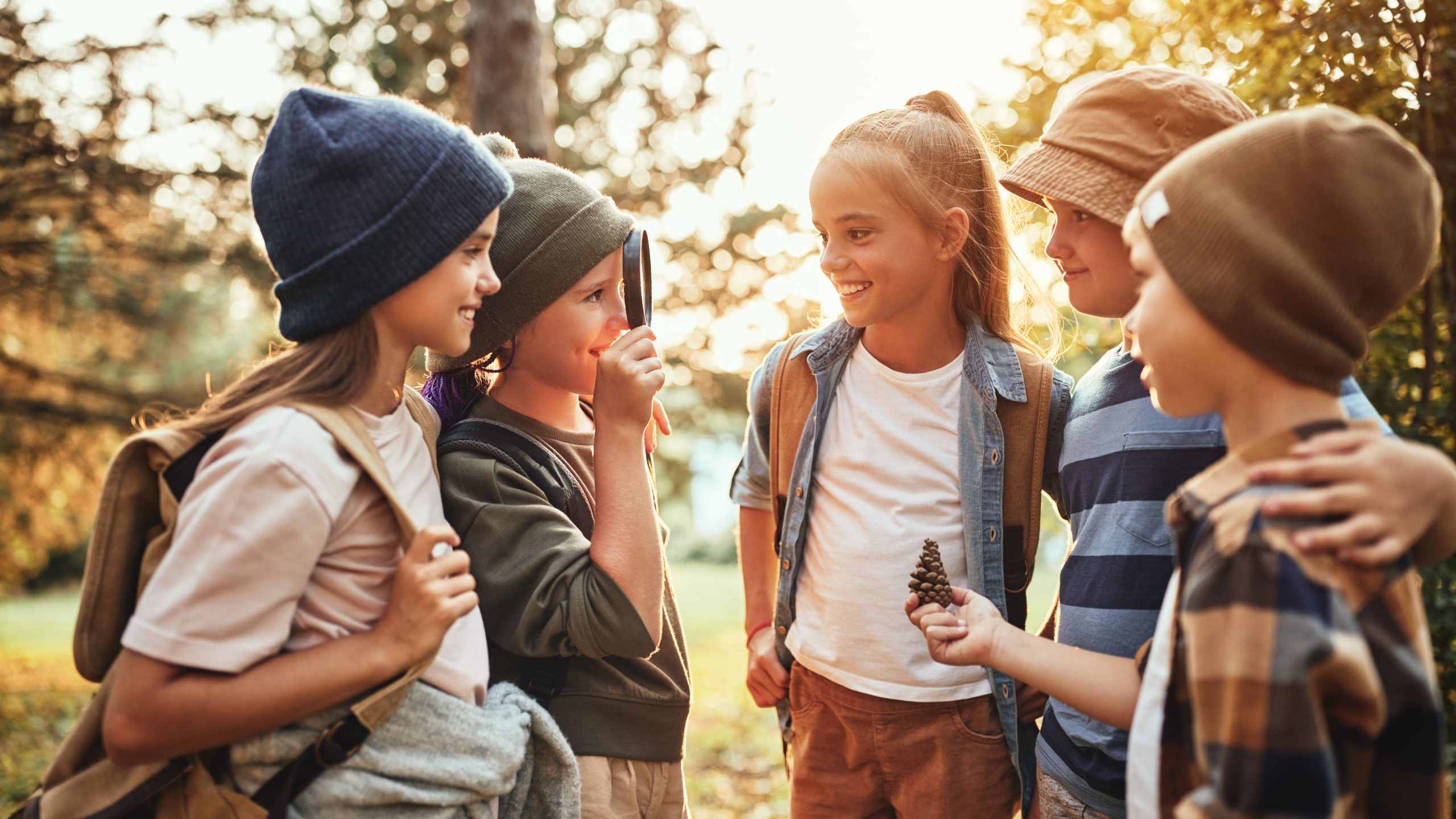 Kinder erforschen Naturmaterialien im Wald