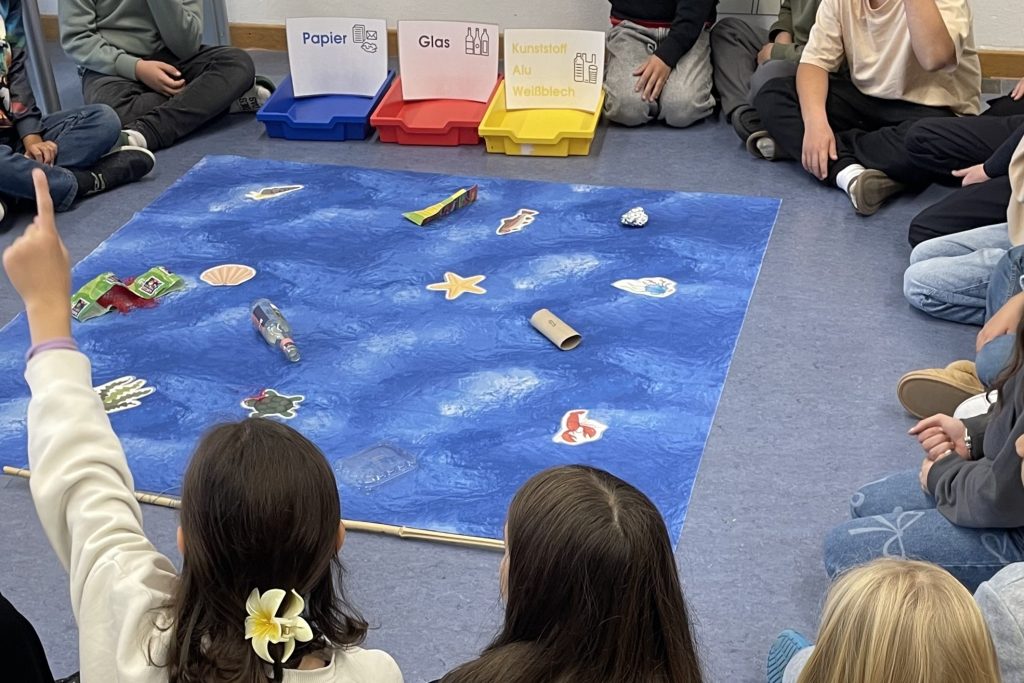 Kinder fischen Plastik aus Gewässern